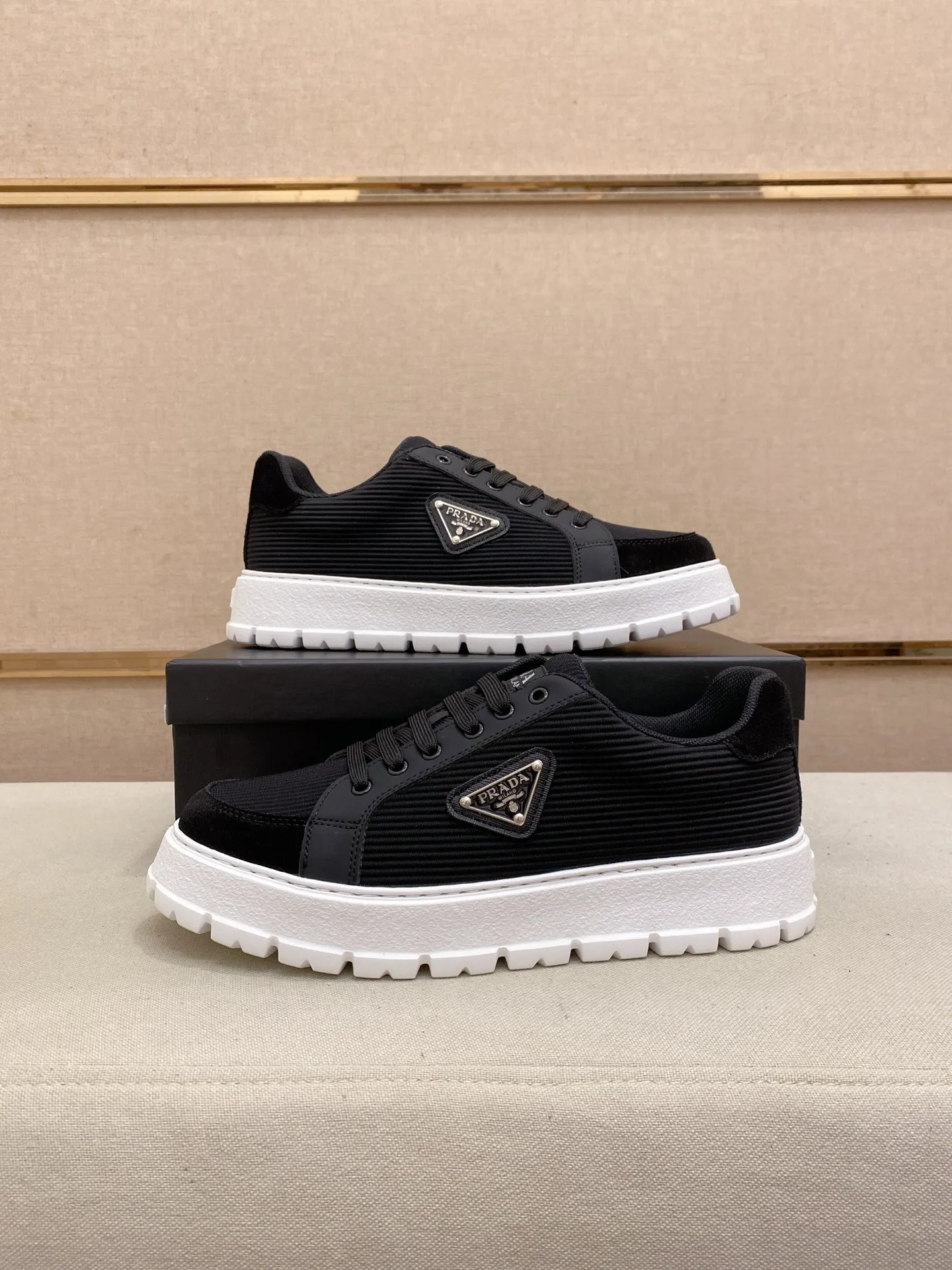 Men's men's shoes💰: 440💰[Prada～Prada] Trendy new styles are on the market. Same style as the official website. Counter quality. Original version. [Strong] [Strong] Imported selected first-layer cowhide. Comfortable and breathable sheepskin lining, fine workmanship, upper layer made of 100% pure cowhide, original last shape, comfortable on the feet, shoe sizes 38 to 44